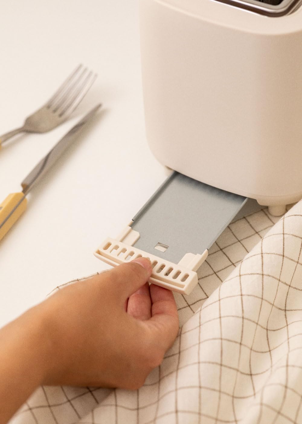 CREATE Off-White Toaster with 6 Power Levels
