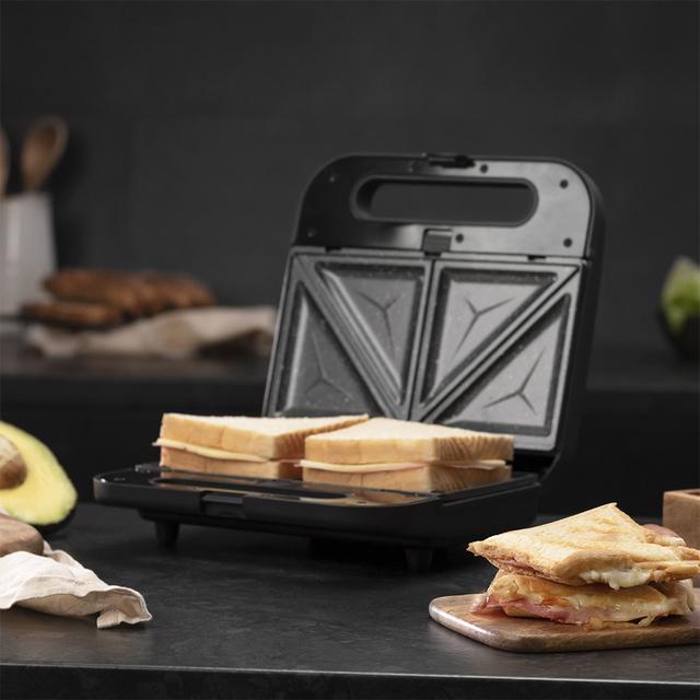 Cecotec Rock'nToast 3-in-1 Sandwich Maker with stainless steel finish and interchangeable plates
